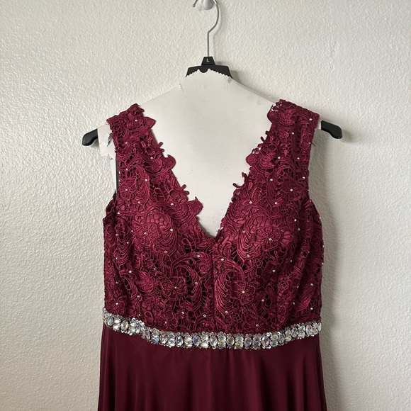 Elegant Burgundy Large Gown with Beaded Waist - Picture 2 of 10